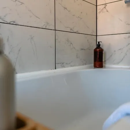 Nyaraló City Center Home With Patio, Workspace And Parking *