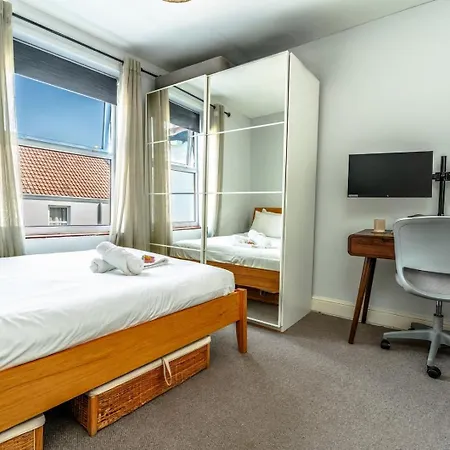 City Center Home With Patio, Workspace And Parking Nyaraló *