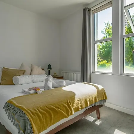 City Center Home With Patio, Workspace And Parking