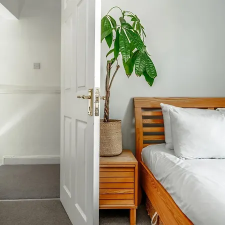 City Center Home With Patio, Workspace And Parking Nyaraló
