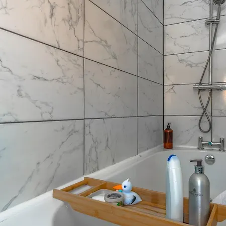 בית נופש City Center Home With Patio, Workspace And Parking