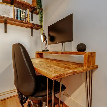 City Center Home With Patio, Workspace And Parking בית נופש *