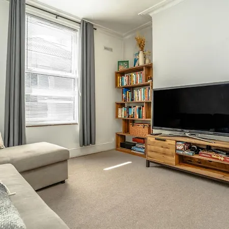City Center Home With Patio, Workspace And Parking