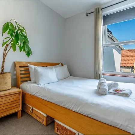בית נופש City Center Home With Patio, Workspace And Parking בריסטול