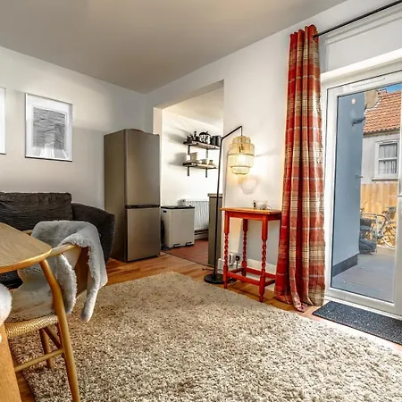 בית נופש City Center Home With Patio, Workspace And Parking בריסטול
